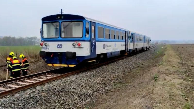 Vlak s cestujícími najel na Mladoboleslavsku na hever, který na trati zapomněli dělníci